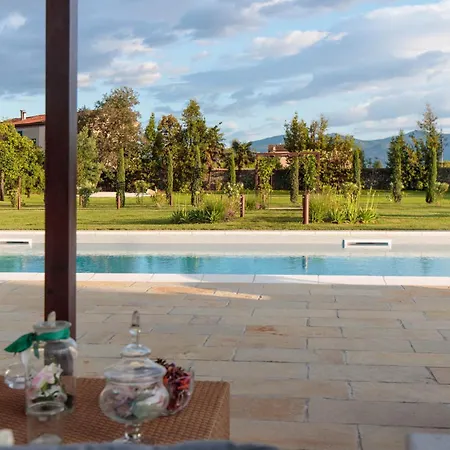Hugo, Understated Luxury 5 Bedrooms * Lucca