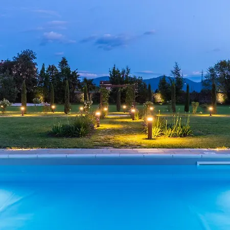 Hugo, Understated Luxury 5 Bedrooms *