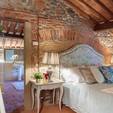 Hugo, Understated Luxury 5 Bedrooms * Lucca