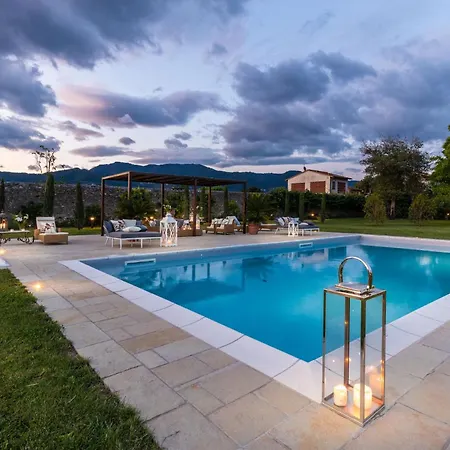 Hugo, Understated Luxury 5 Bedrooms * Lucca